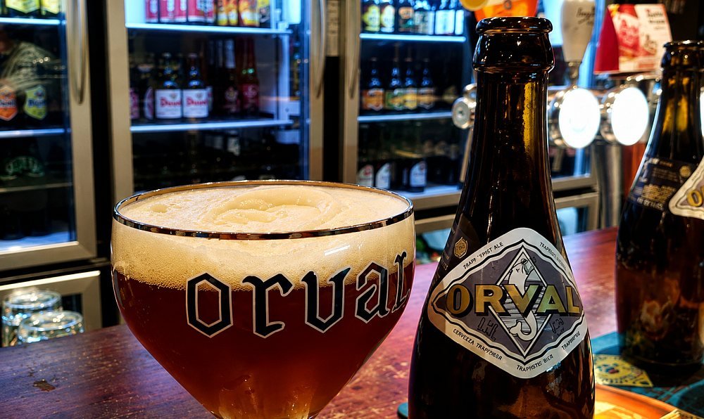 Une Orval servie au comptoir, dans son verre